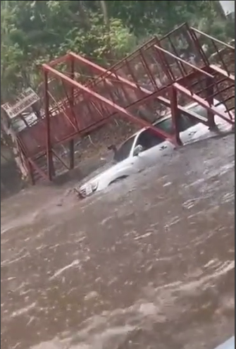 Ein Auto wird durch eine Flut weggespült.